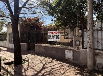 Frente de la casa · A m de Richieri y Javier Diaz Casa 4 Dorm.