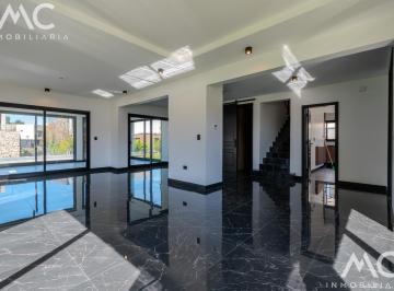 Casa · 280m² · 5 Ambientes · 1 Cochera · Casa a Estrenar en Rumenco Joven