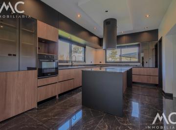 Casa · 280m² · 5 Ambientes · 1 Cochera · Casa a Estrenar en Rumenco Joven