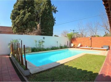 Casa · 121m² · 3 Ambientes · 2 Cocheras · Casa 3 Ambientes Venta Ituzaingo C/ Pileta Permuta
