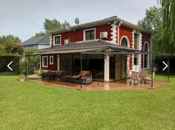 Casa · 217m² · 6 Ambientes · 4 Cocheras · Venta Casa 6 Ambientes Campos de Alvarez Piscina Parque