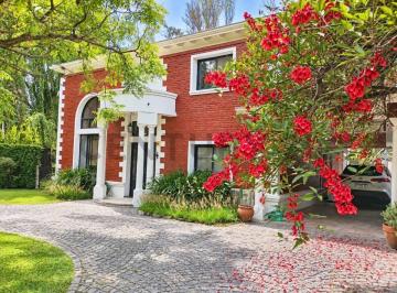 Casa · 217m² · 6 Ambientes · 4 Cocheras · Venta Casa 6 Ambientes Campos de Alvarez Piscina Parque