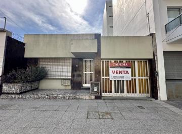 Casa · 100m² · 3 Ambientes · 1 Cochera · Casa en Venta a Remodelar en Pleno Centro de Zárate. Lote de 288 m². Parque con Parrilla. Cochera.