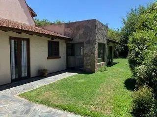 Casa · 220m² · 4 Ambientes · 3 Cocheras