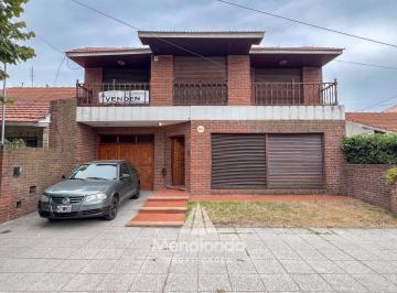 Casa · 341m² · 5 Ambientes · 2 Cocheras · Casa 5 Amb. 241 m² Cub. Más 100 m² de Galpón con Losa. Cochera Doble. Villa Primera.