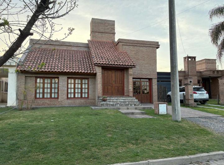 Casa · 266m² · 8 Ambientes · 2 Cocheras