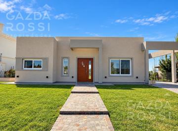Casa · 122m² · 4 Ambientes · 4 Cocheras · Propiedad en Venta de 4 Ambientes en Santa Inés, Canning