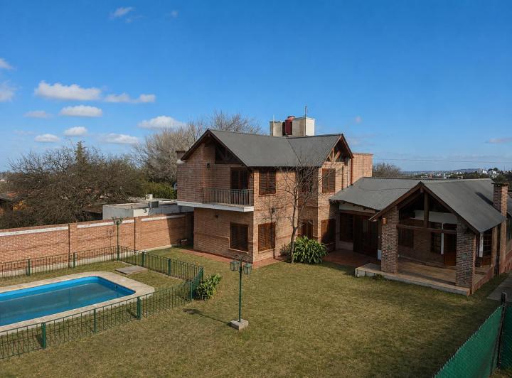 Casa · 320m² · 9 Ambientes · 2 Cocheras
