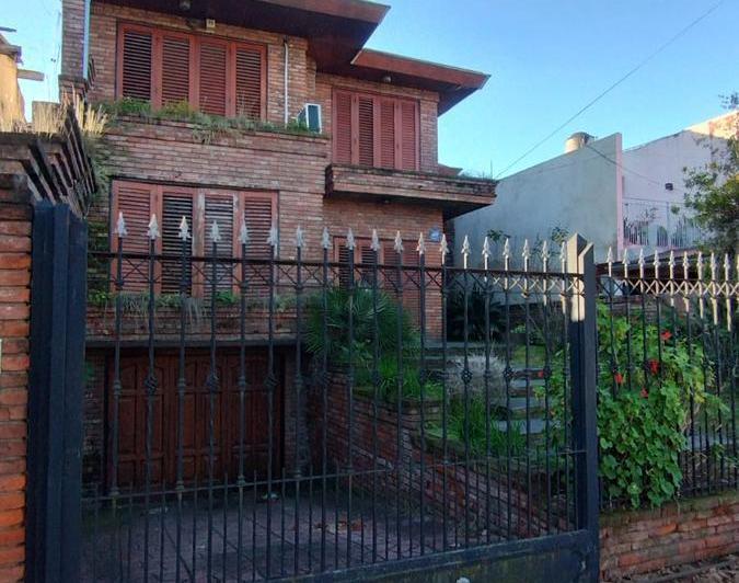 Casa · 300m² · 6 Ambientes · 1 Cochera