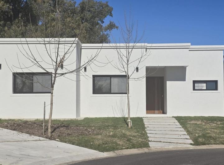 Casa · 126m² · 4 Ambientes · 2 Cocheras