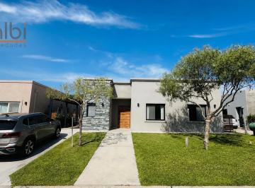 Casa · 137m² · 4 Ambientes · Casa 4 Ambientes con Piscina - Barrio Santa Elena