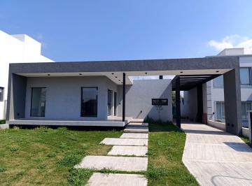 Casa · 220m² · 2 Dormitorios · 2 Cocheras · Casa en Venta en Las Cañitas Barrio Privado de 2 Dorm.