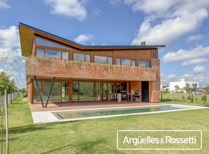 Casa · 800m² · 5 Ambientes · 2 Cocheras