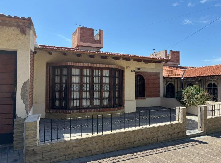 Casa · 240m² · 5 Ambientes · 2 Cocheras