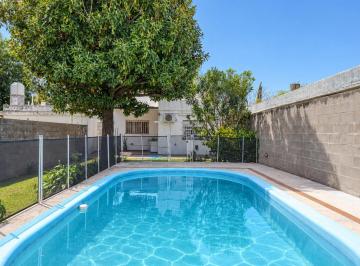 Casa · 133m² · 4 Ambientes · 2 Cocheras · Venta Casa Barrio Alberdi 3 Dorm. Cochera Parque y Pileta