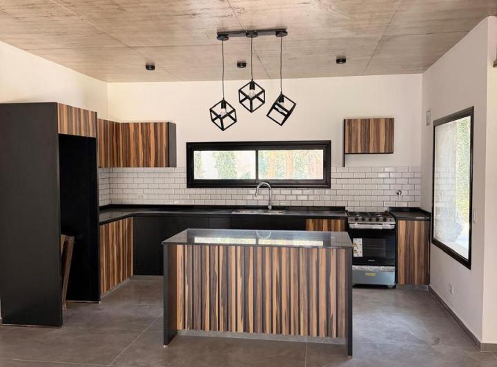 Casa · 168m² · 4 Ambientes · 1 Cochera