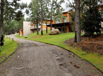Casa · 1200m² · 10 Ambientes · 2 Cocheras · Casa en Chapelco Golf