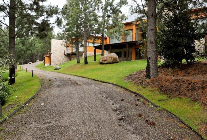 Casa · 1200m² · 10 Ambientes · 2 Cocheras