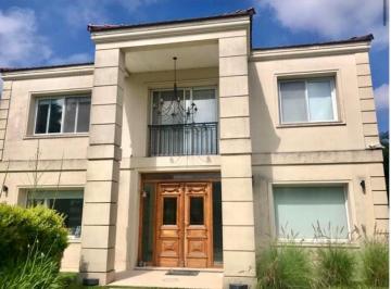 Casa · 230m² · 4 Ambientes · 1 Cochera · Casa en Alquiler Temporal en Mapuche Country Club con Pileta