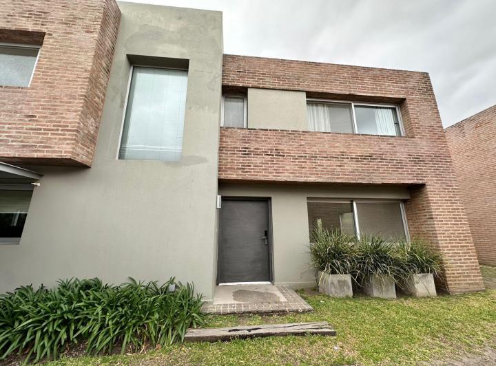 Casa · 175m² · 6 Ambientes · 2 Cocheras