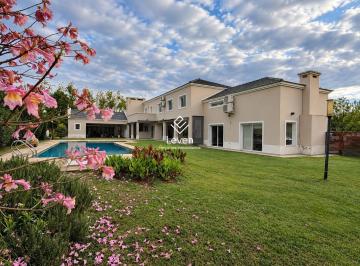 Casa · 1500m² · 8 Ambientes · Alquiler Casa 3 Dorm. B° San Isidro