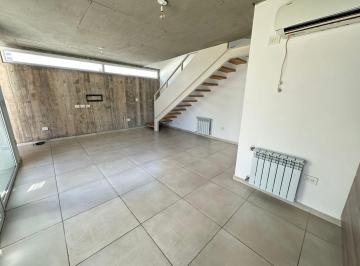 Departamento · 95m² · 3 Ambientes · 1 Cochera · Alquiler| Housing 2 Dorm. con Patio en Barrio La Calandria - Tap