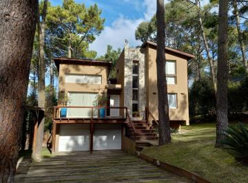 Casa · 220m² · 4 Dormitorios · 2 Cocheras · Cod 670 - Venta Usd 295.000 / 4 Hab 3 Baños Pileta Climatizada