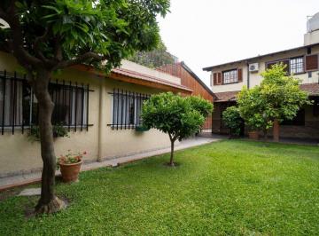 Casa · 214m² · 4 Ambientes · 2 Cocheras · Chalet Impecable Listo Para Vivir