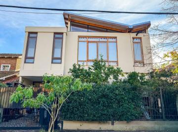 Casa · 290m² · 6 Ambientes · 1 Cochera · Casa en Venta, 2 Suites, con Jardín - San Isidro