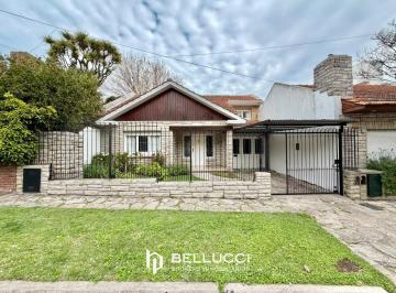 Departamento · 266m² · 4 Ambientes · 1 Cochera · Chalet Estilo Marplatense en Barrio Exclsuivo Los Troncos