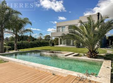 Casa · 236m² · 5 Ambientes · 4 Cocheras · Excelente Casa en Venta a La Laguna en La Comarca, Bancalari