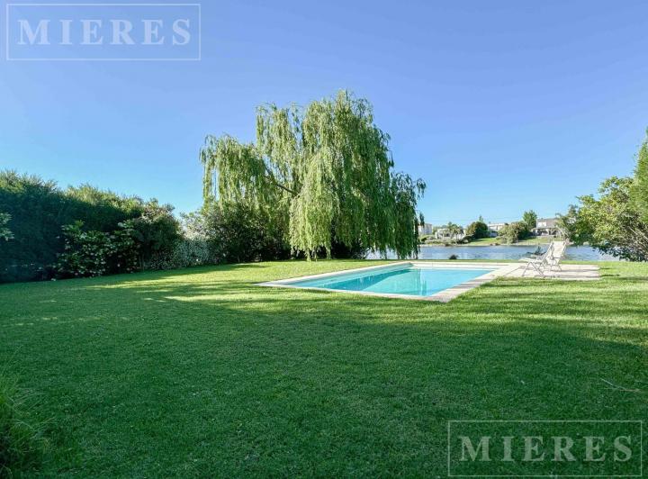 Casa · 200m² · 4 Ambientes · 3 Cocheras