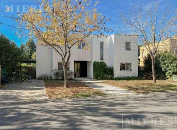 Casa · 231m² · 7 Ambientes · 2 Cocheras · Casa en Venta - Santa Clara - Villanueva