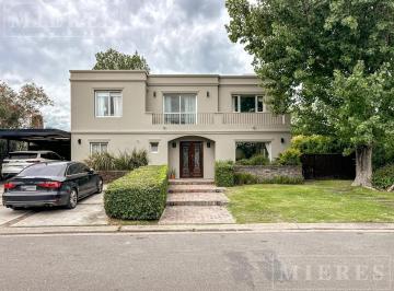Casa · 215m² · 7 Ambientes · 7 Cocheras · Casa en Venta en Santa Barbara