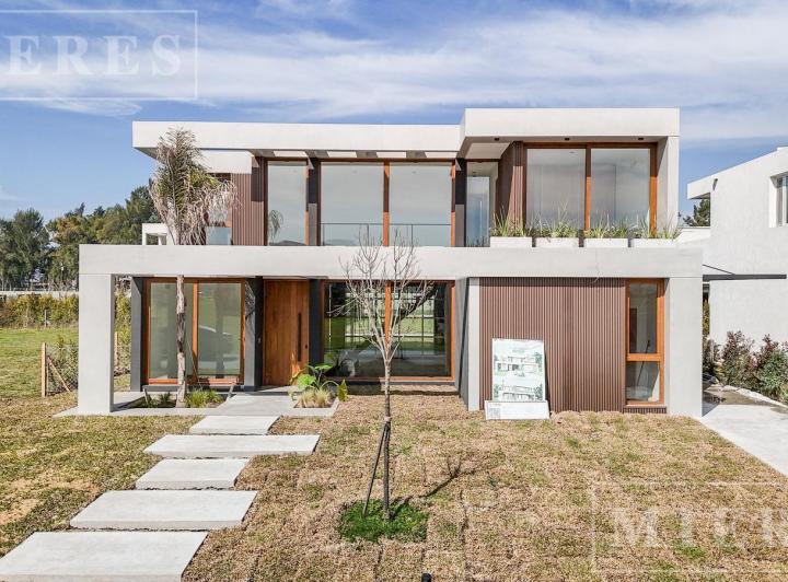 Casa · 245m² · 6 Ambientes