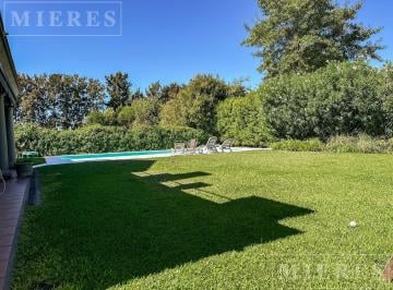 Casa · 350m² · 6 Ambientes · 2 Cocheras · Casa en Venta en Barrio Laguna del Sol