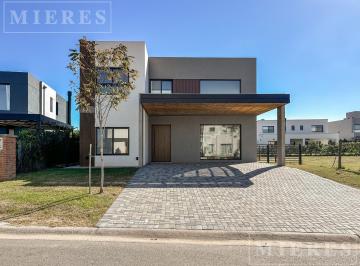 Casa · 215m² · 5 Ambientes · 1 Cochera · Casa a La Venta en Santa Ana, Villanueva