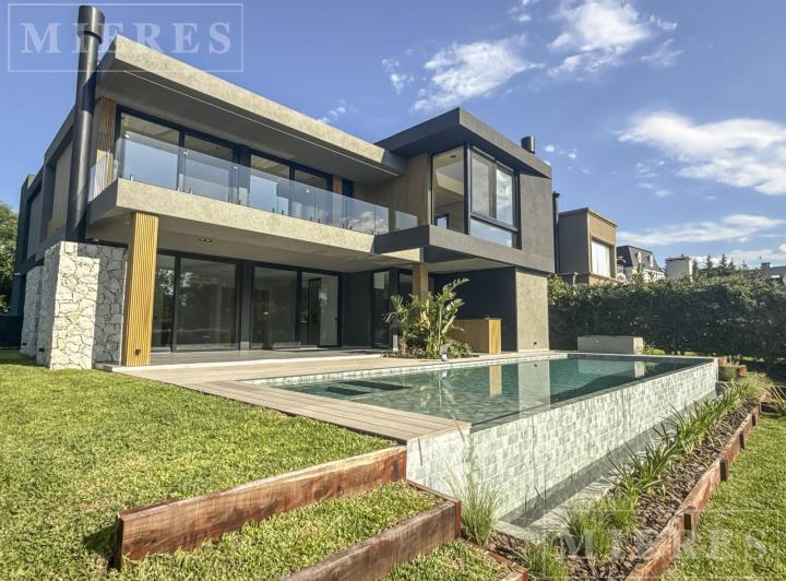 Casa · 411m² · 4 Dormitorios · 4 Cocheras