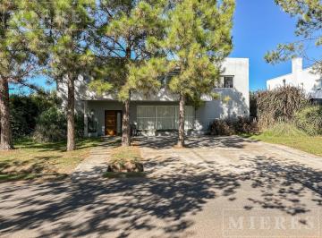 Casa · 260m² · 7 Ambientes · 6 Cocheras · Casa a La Venta en Talar del Lago II, Bancalari