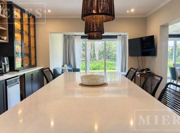 Casa · 310m² · 6 Ambientes · 4 Cocheras · Casa Remodelada en Venta en Barrancas del Lago, Nordelta
