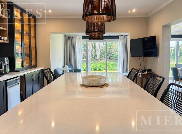Casa · 310m² · 6 Ambientes · 4 Cocheras