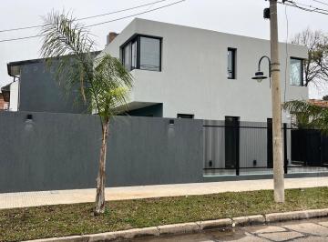 Casa · 173m² · 4 Ambientes · 2 Cocheras · *a Estrenar * La Mas Alta Calidad * 4 Ambientes