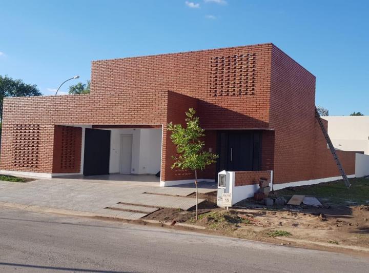 Casa · 200m² · 8 Ambientes · 2 Cocheras