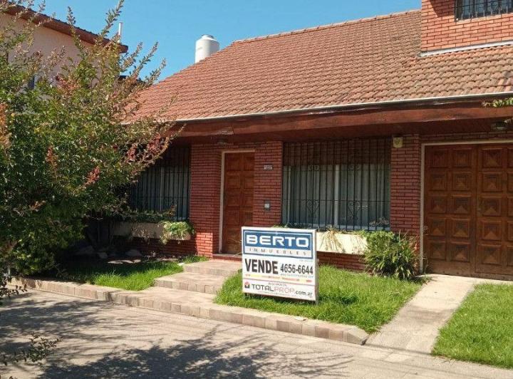 Casa · 220m² · 4 Ambientes · 1 Cochera