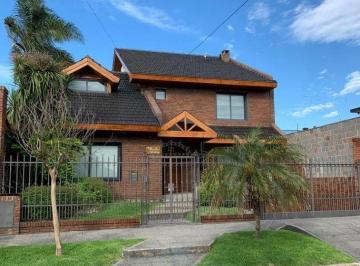 NBD-NBD-40_2 · *importante Chalet de 5 Amb. (4 Dorm. + Escritorio) Sobre Lote de 23 X 30 (690 M²) y 460 m² Cub