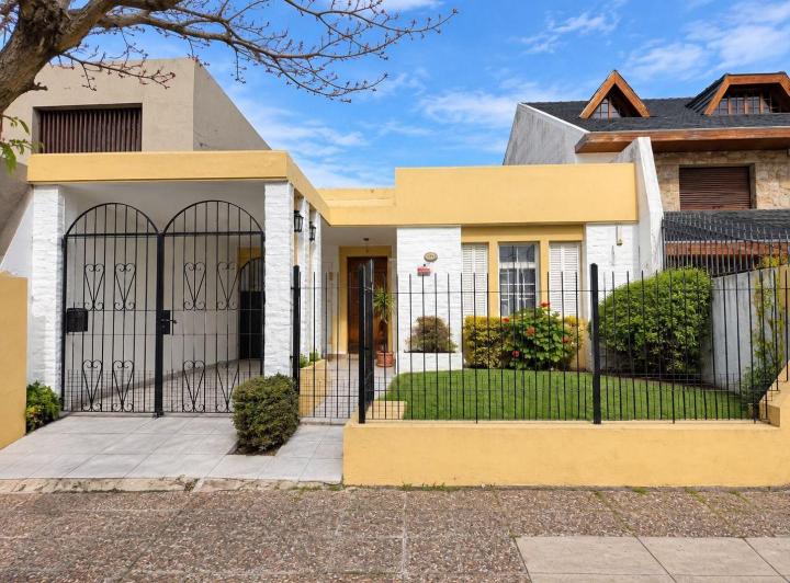 Casa · 150m² · 4 Ambientes · 1 Cochera
