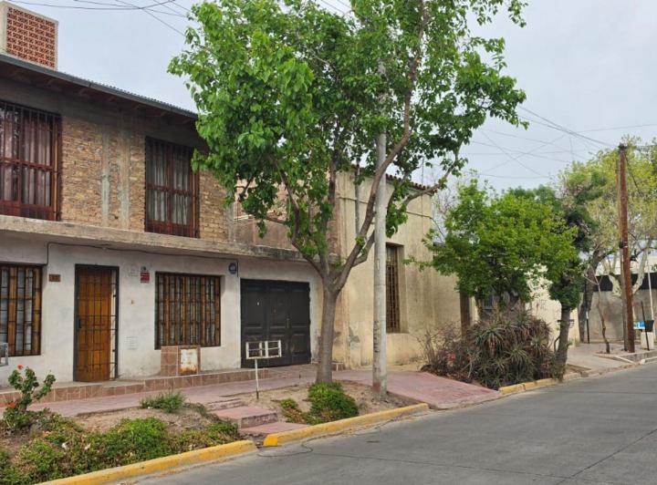 Casa · 370m² · 6 Ambientes · 1 Cochera