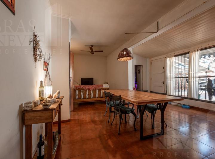 Casa · 270m² · 6 Ambientes · 2 Cocheras