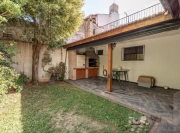 Casa · 140m² · 4 Ambientes · 3 Cocheras · 3 Dorm. - 2 Baños Completos // Frente Al Golf - Impecable