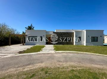 Casa · 196m² · 5 Ambientes · 1 Cochera · Casa en Solar de Álvarez